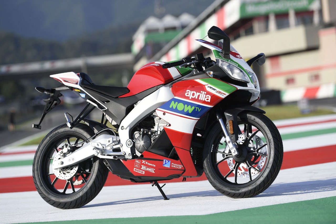 Arriviamo ai giorni nostri con le linee che si rifanno a quelle della RSV4 SBK ma la livrea è quella della MotoGP